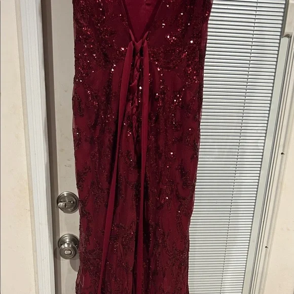 Elegant Burgundy Sequin Prom Dress with V-Neck - Picture 4 of 10